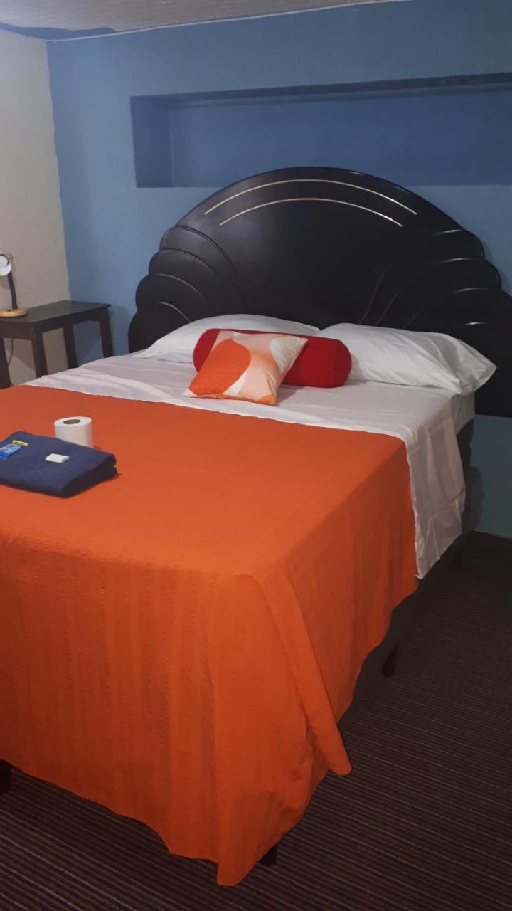 Hotel Kasa Kamelot 2 Кетцалтенанго Екстериор снимка